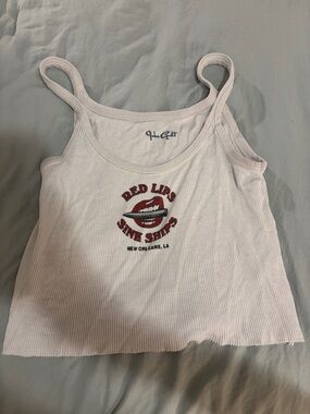 JOHN GALT / BRANDY MELVILLE White Ribbed Graphic Tank Top with Red Lips Logo